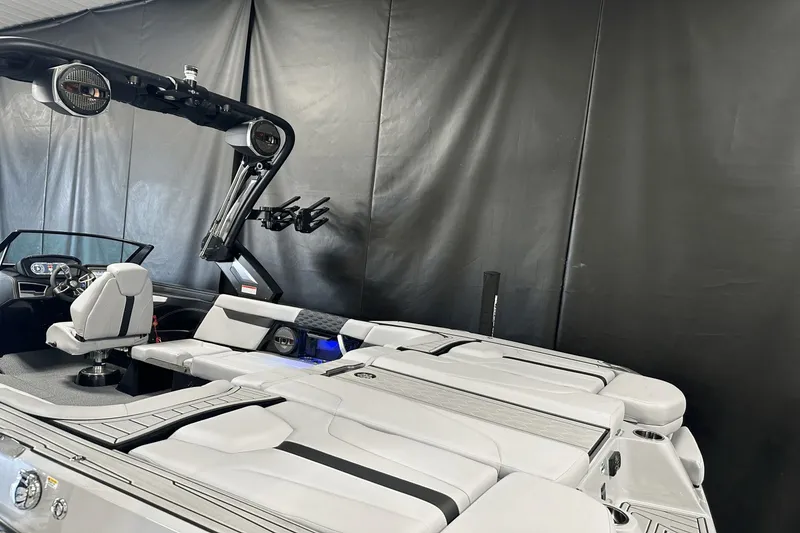 Slide: The Image of MasterCraft XT25 2024 - 10