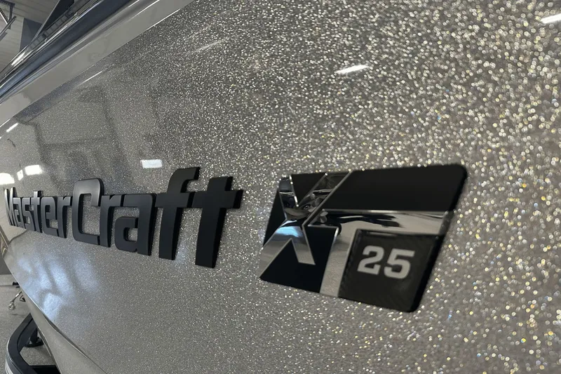 Slide: The Image of MasterCraft XT25 2024 - 18