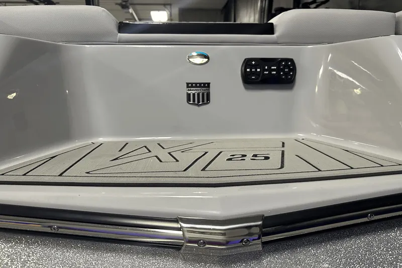 Slide: The Image of MasterCraft XT25 2024 - 21