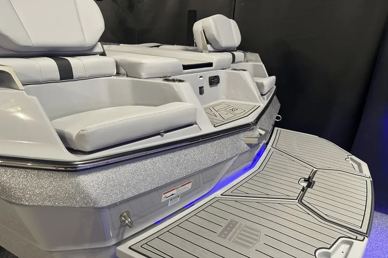 Slide: The Image of MasterCraft XT25 2024 - 22