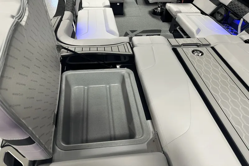 Slide: The Image of MasterCraft XT25 2024 - 24