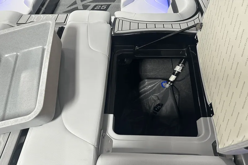 Slide: The Image of MasterCraft XT25 2024 - 27