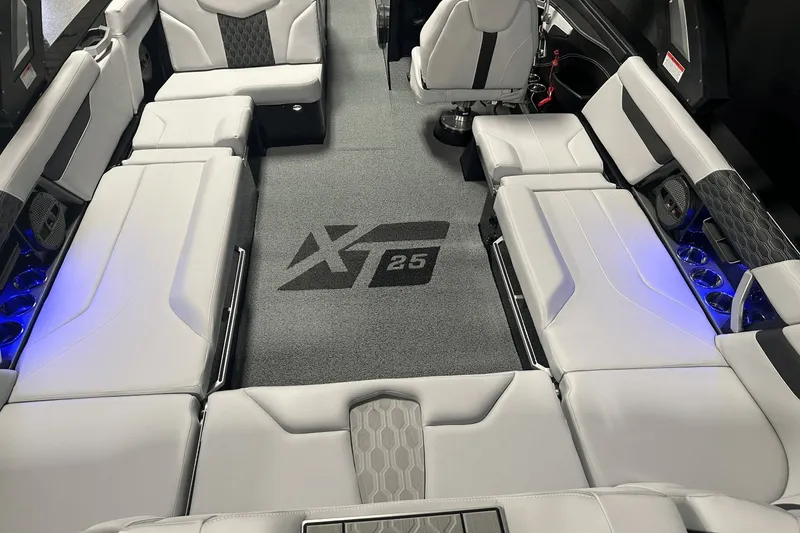 Slide: The Image of MasterCraft XT25 2024 - 28