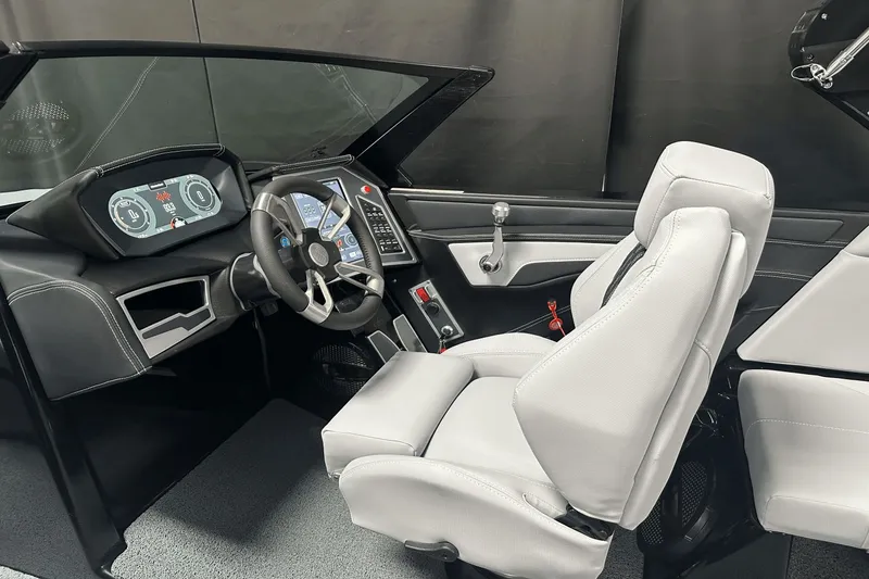 Slide: The Image of MasterCraft XT25 2024 - 32