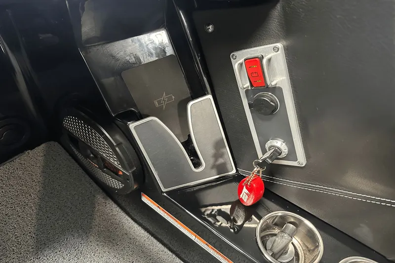 Slide: The Image of MasterCraft XT25 2024 - 34