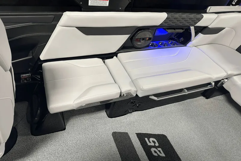 Slide: The Image of MasterCraft XT25 2024 - 35
