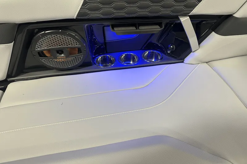 Slide: The Image of MasterCraft XT25 2024 - 36