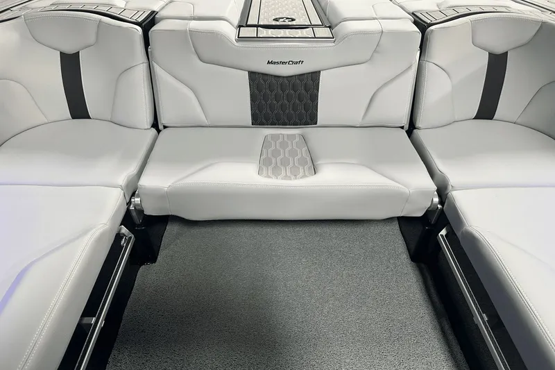 Slide: The Image of MasterCraft XT25 2024 - 37