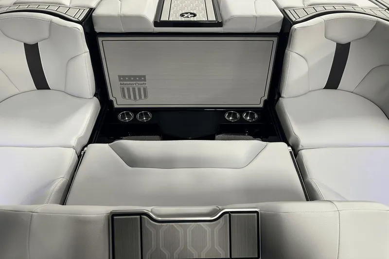 Slide: The Image of MasterCraft XT25 2024 - 38
