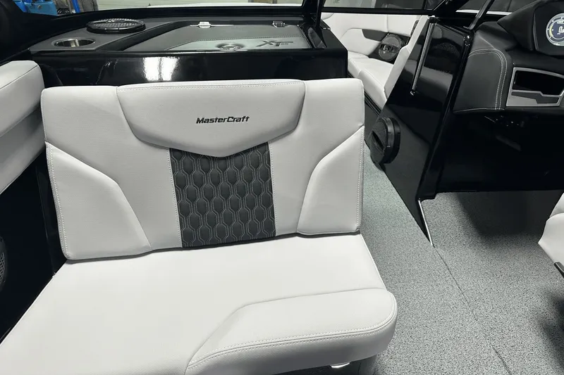 Slide: The Image of MasterCraft XT25 2024 - 45