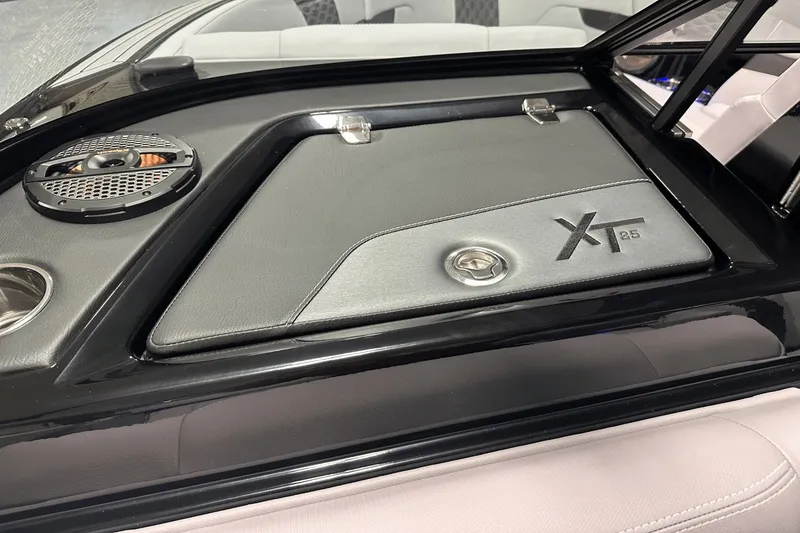 Slide: The Image of MasterCraft XT25 2024 - 46