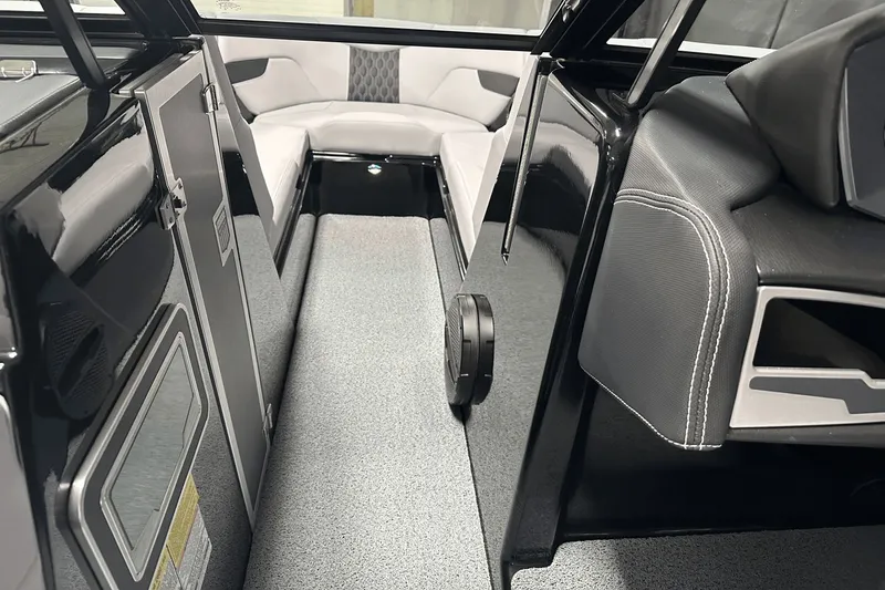 Slide: The Image of MasterCraft XT25 2024 - 48