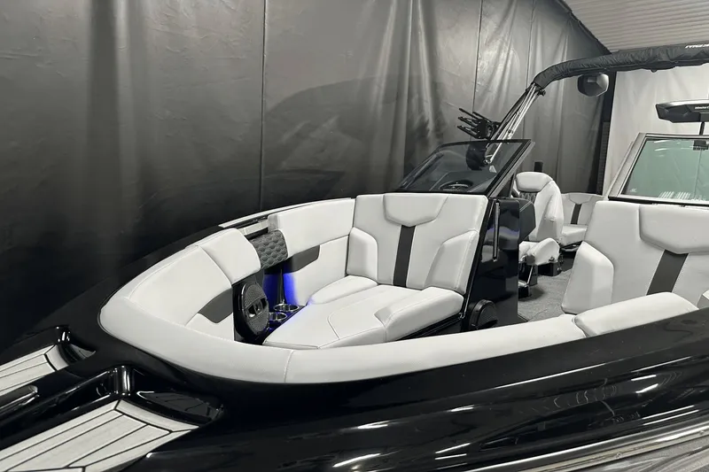 Slide: The Image of MasterCraft XT25 2024 - 4