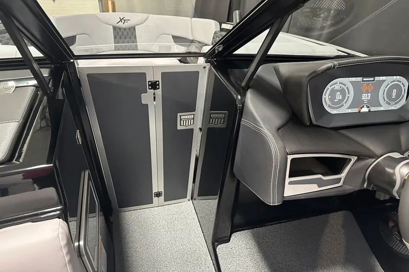 Slide: The Image of MasterCraft XT25 2024 - 49