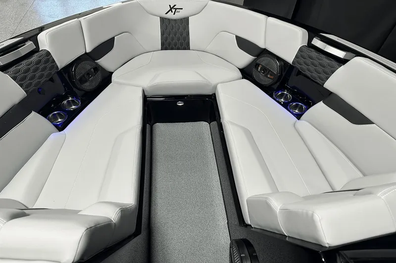 Slide: The Image of MasterCraft XT25 2024 - 50