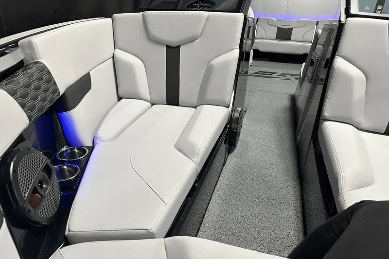 Slide: The Image of MasterCraft XT25 2024 - 51