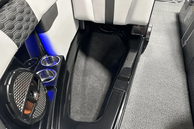 Slide: The Image of MasterCraft XT25 2024 - 52