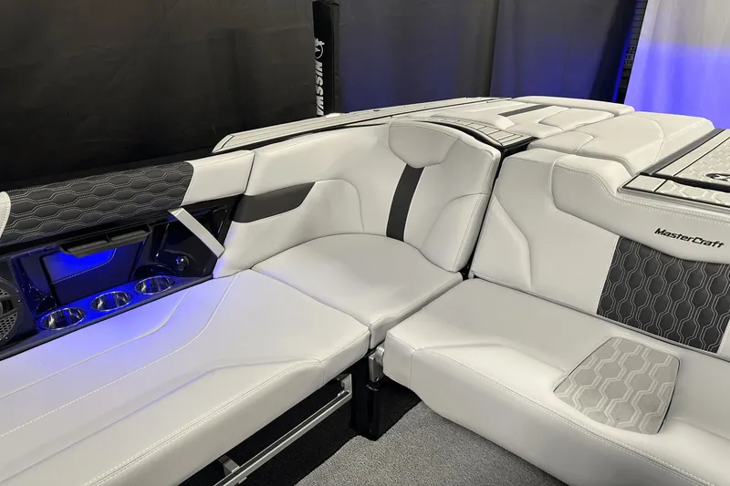 Slide: The Image of MasterCraft XT25 2024 - 60