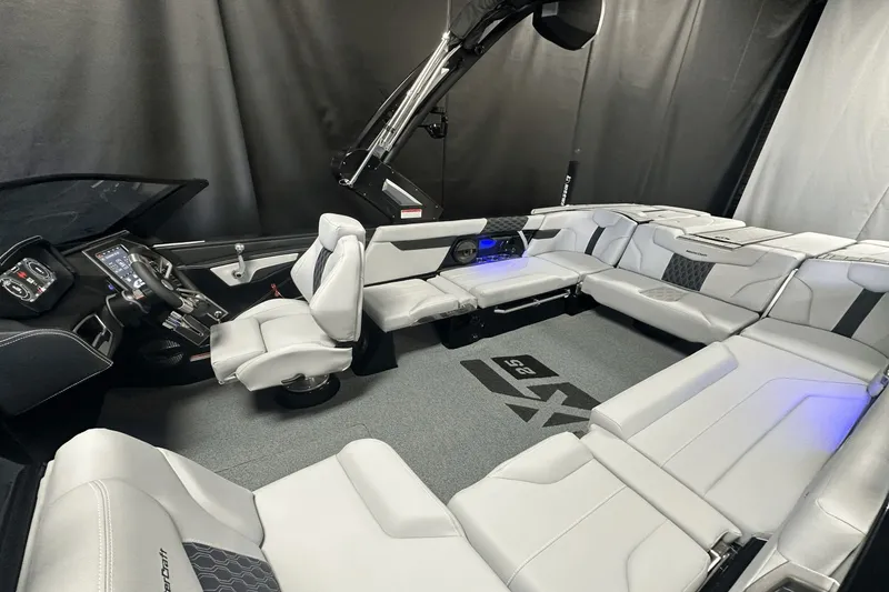 Slide: The Image of MasterCraft XT25 2024 - 6