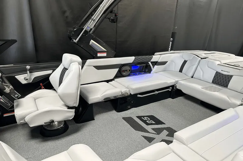Slide: The Image of MasterCraft XT25 2024 - 7