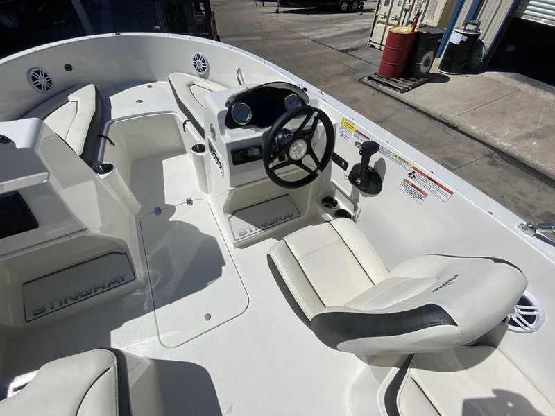 Slide: The Image of Stingray 172 SC 2024 - 6