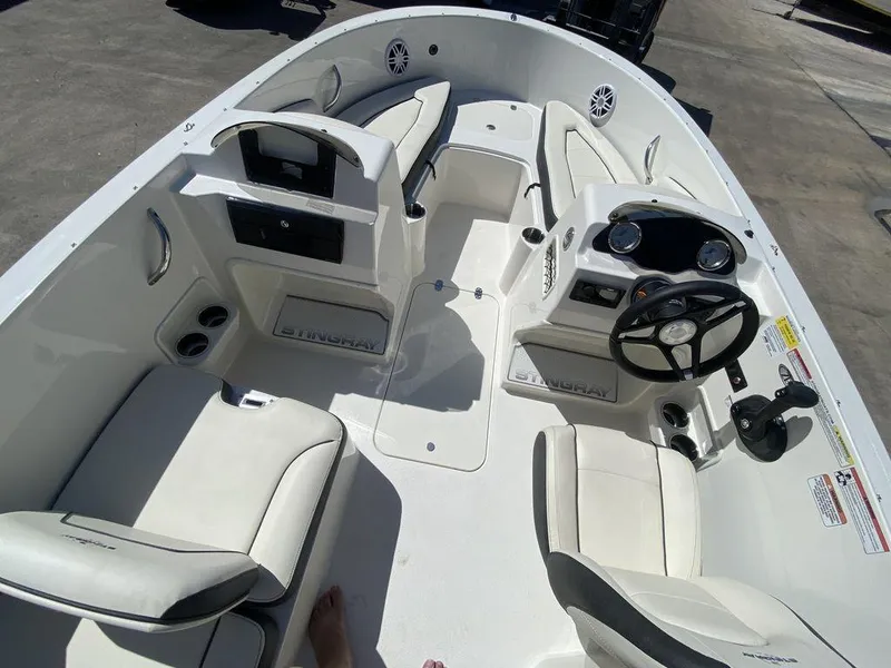 Slide: The Image of Stingray 172 SC 2024 - 9