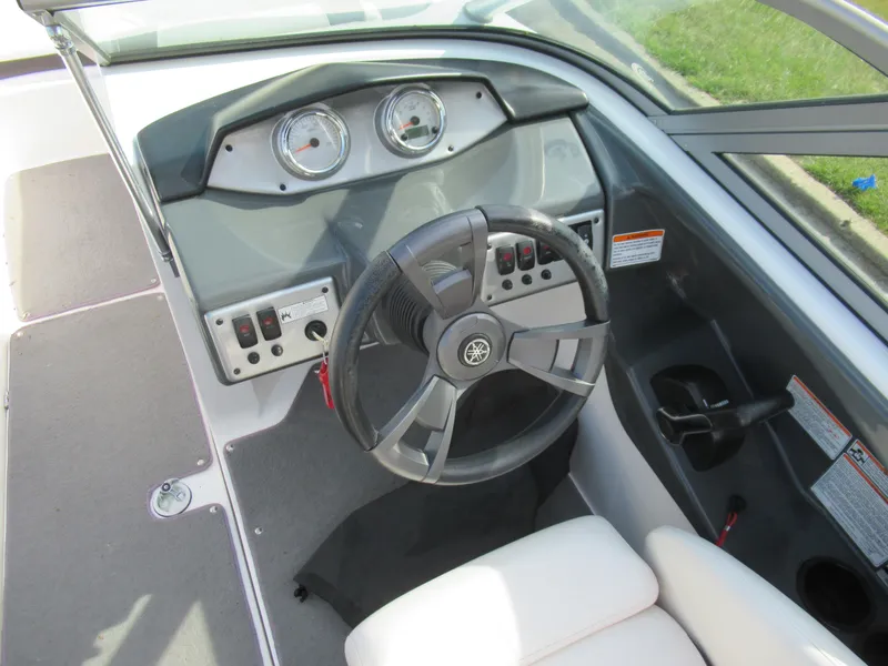 Slide: The Image of 2013 Yamaha Boats AR190 dashboard and steering wheel. - 15