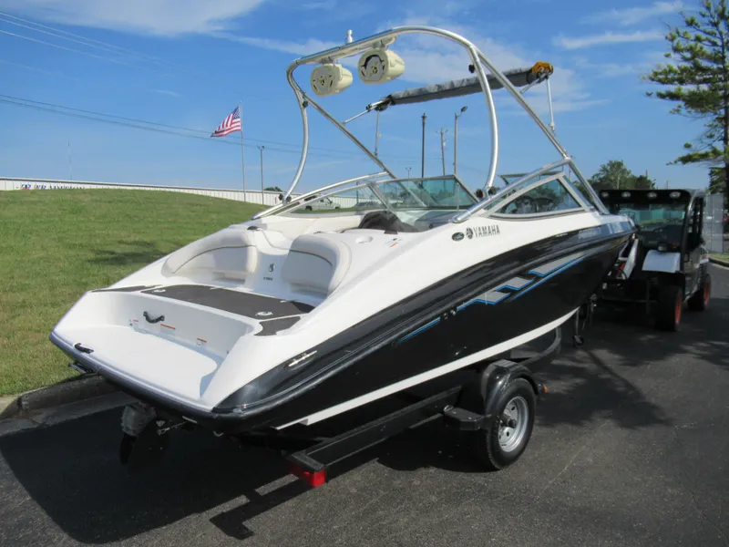 Slide: The Image of 2013 Yamaha Boats AR190 on trailer, rear view, black and white exterior. - 5