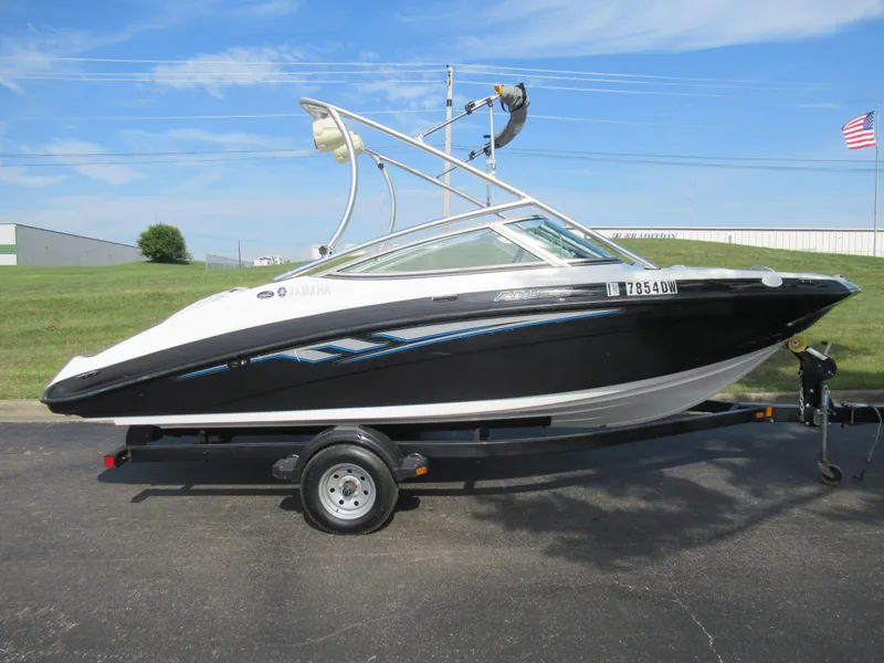 Slide: The Image of 2013 Yamaha Boats AR190 on trailer, black and white exterior, side view. - 6