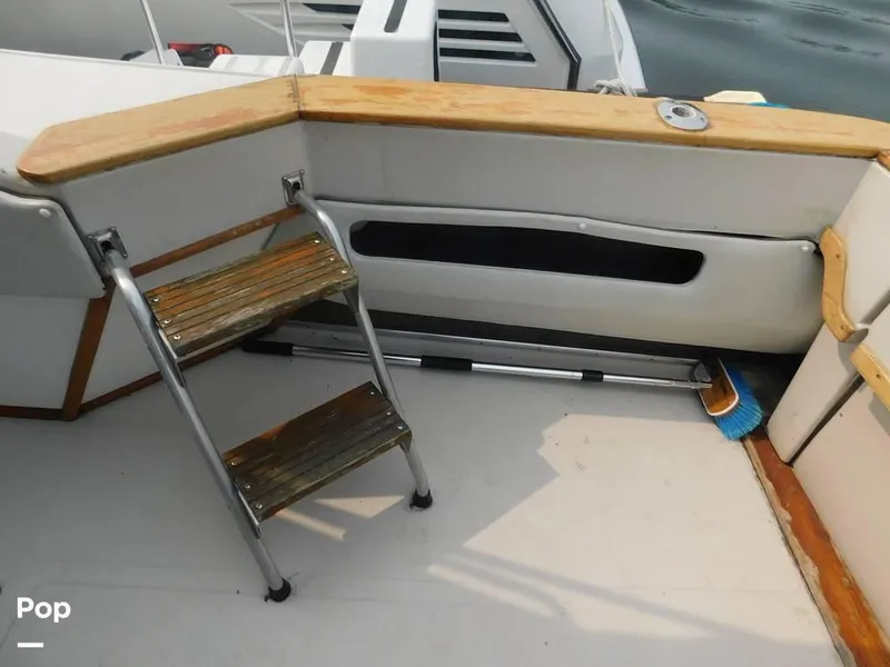 Slide: The Image of 1986 Sea Ray 390 Express for sale in Eastlake, OH - 39