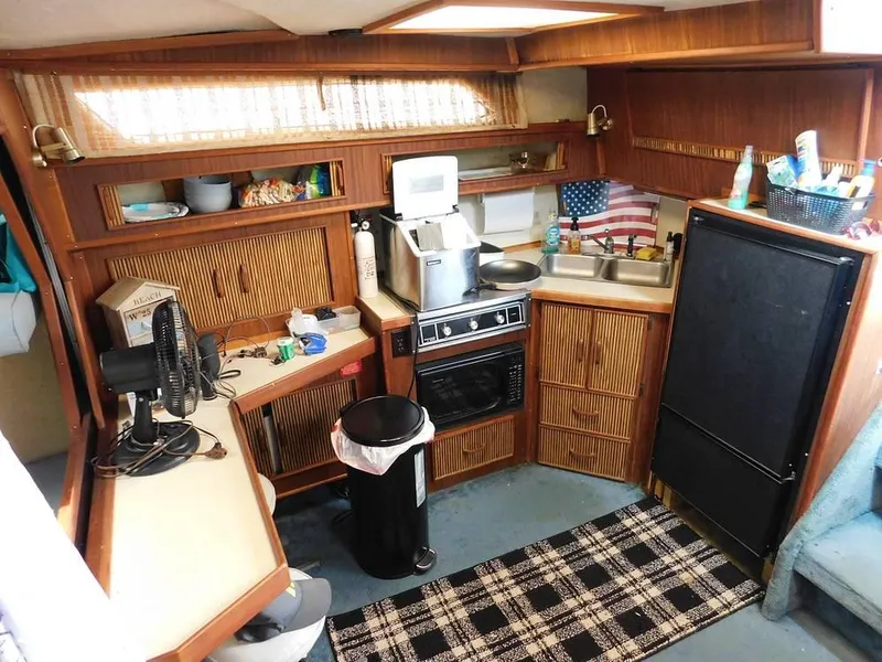 Slide: The Image of 1986 Sea Ray 390 Express for sale in Eastlake, OH - 5