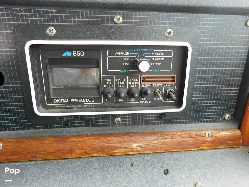 Slide: The Image of 1986 Sea Ray 390 Express for sale in Eastlake, OH - 74