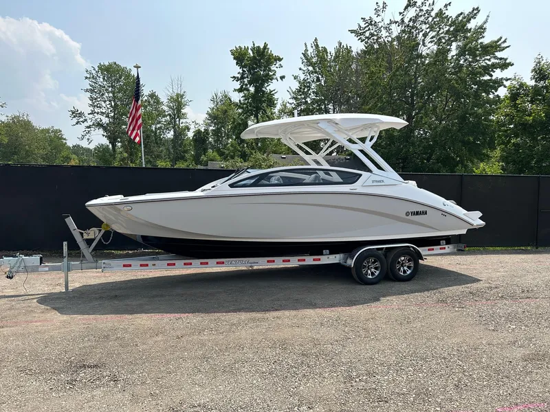The Image of 2023 Yamaha Boats 275SD on trailer, side view. - 0