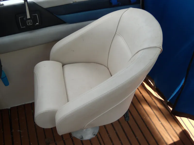 Slide: The Image of White captain's chair on 1988 Bayliner 2655 Ciera Sunbridge boat. - 7