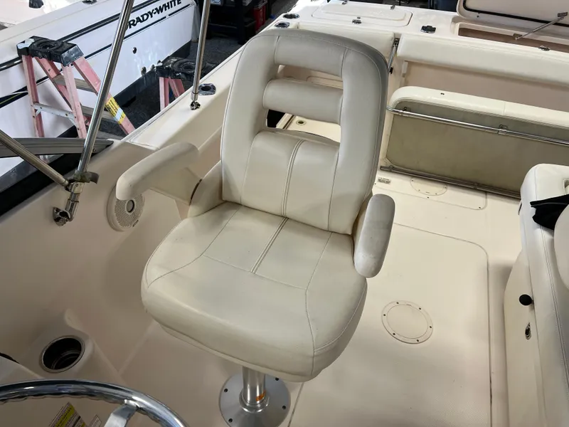 Slide: The Image of Captain's chair on a 2016 Grady-White Freedom 225 boat. - 9