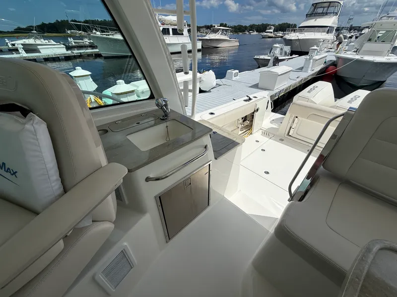 Slide: The Image of Boston Whaler 345 CONQUEST 2022 - 13