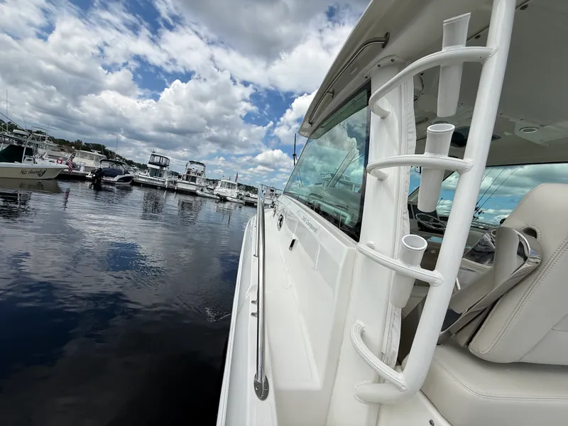 Slide: The Image of Boston Whaler 345 CONQUEST 2022 - 10