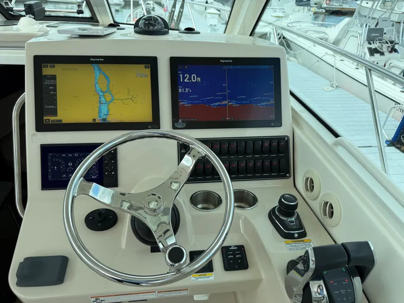 Slide: The Image of Boston Whaler 345 CONQUEST 2022 - 14
