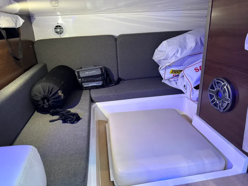 Slide: The Image of Boston Whaler 345 CONQUEST 2022 - 26