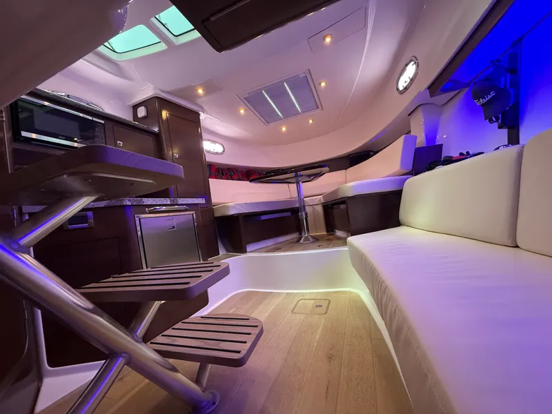 Slide: The Image of Boston Whaler 345 CONQUEST 2022 - 28