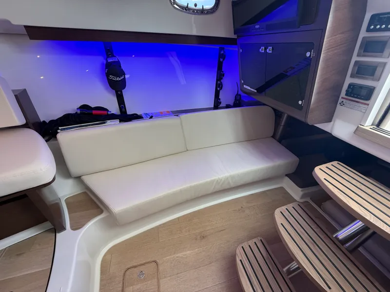 Slide: The Image of Boston Whaler 345 CONQUEST 2022 - 18