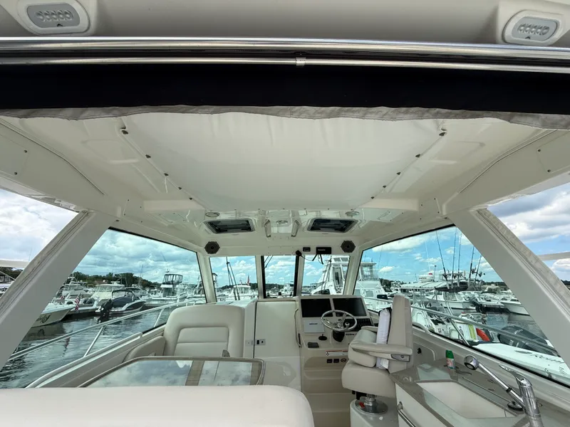 Slide: The Image of Boston Whaler 345 CONQUEST 2022 - 11