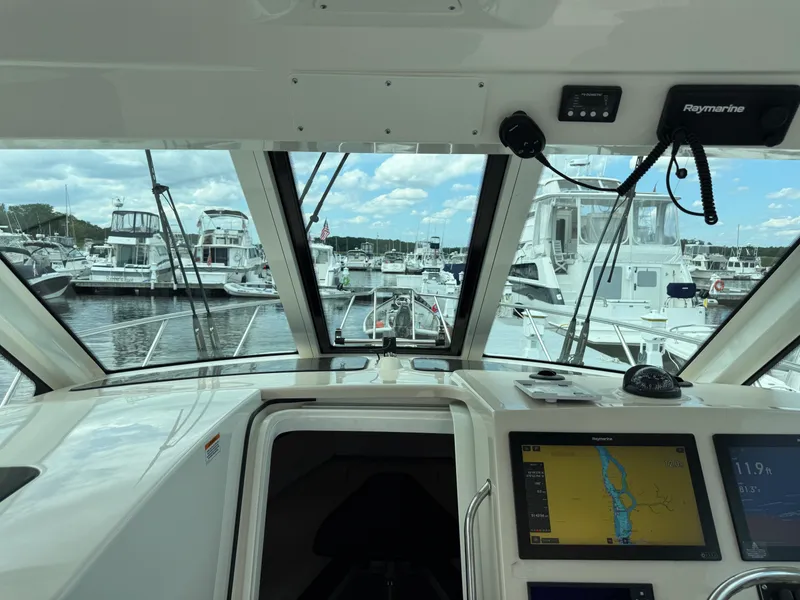 Slide: The Image of Boston Whaler 345 CONQUEST 2022 - 15