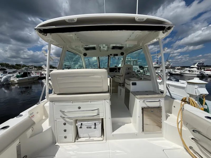 Slide: The Image of Boston Whaler 345 CONQUEST 2022 - 8