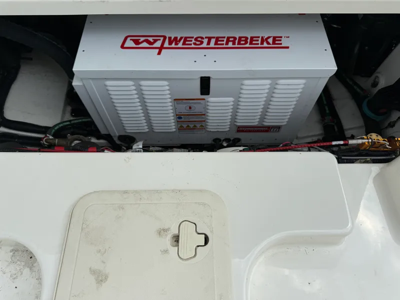 Slide: The Image of Boston Whaler 345 CONQUEST 2022 - 29