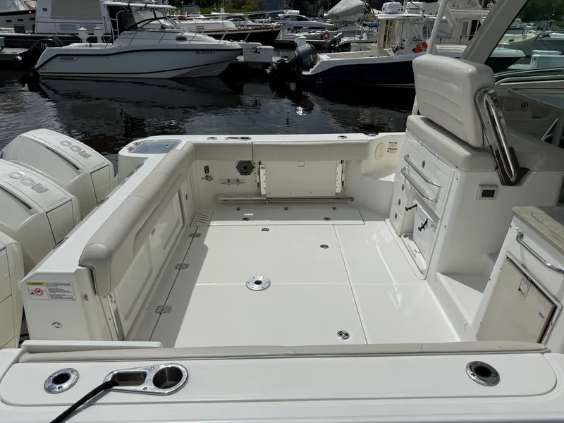 Slide: The Image of Boston Whaler 345 CONQUEST 2022 - 6