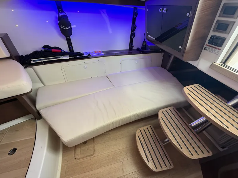 Slide: The Image of Boston Whaler 345 CONQUEST 2022 - 17