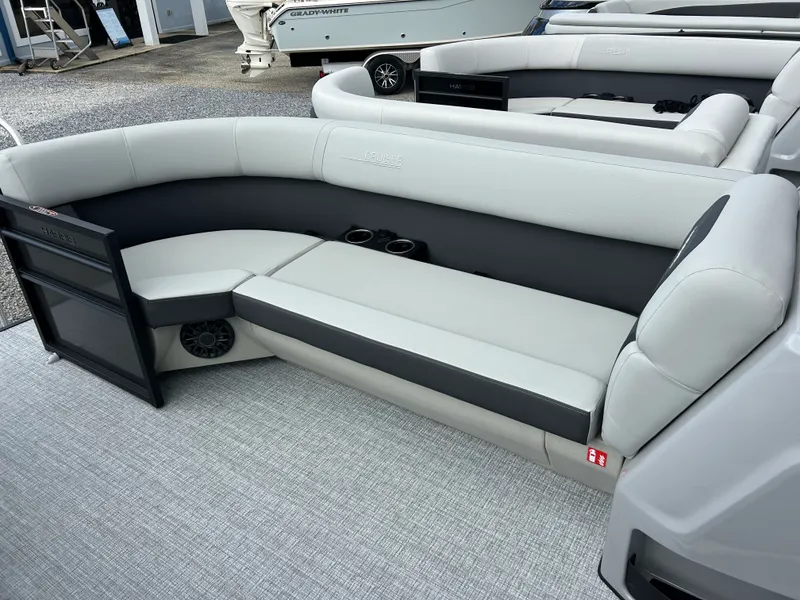 Slide: The Image of Harris Cruiser 230 2027 - 15