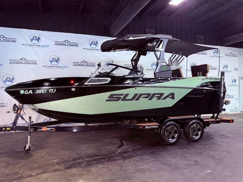 The Image of 2023 Supra SA 400 boat displayed in a showroom. - 1