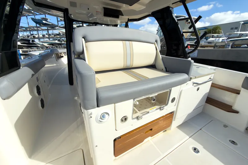 Slide: The Image of Boston Whaler 350 REALM 2025 - 18